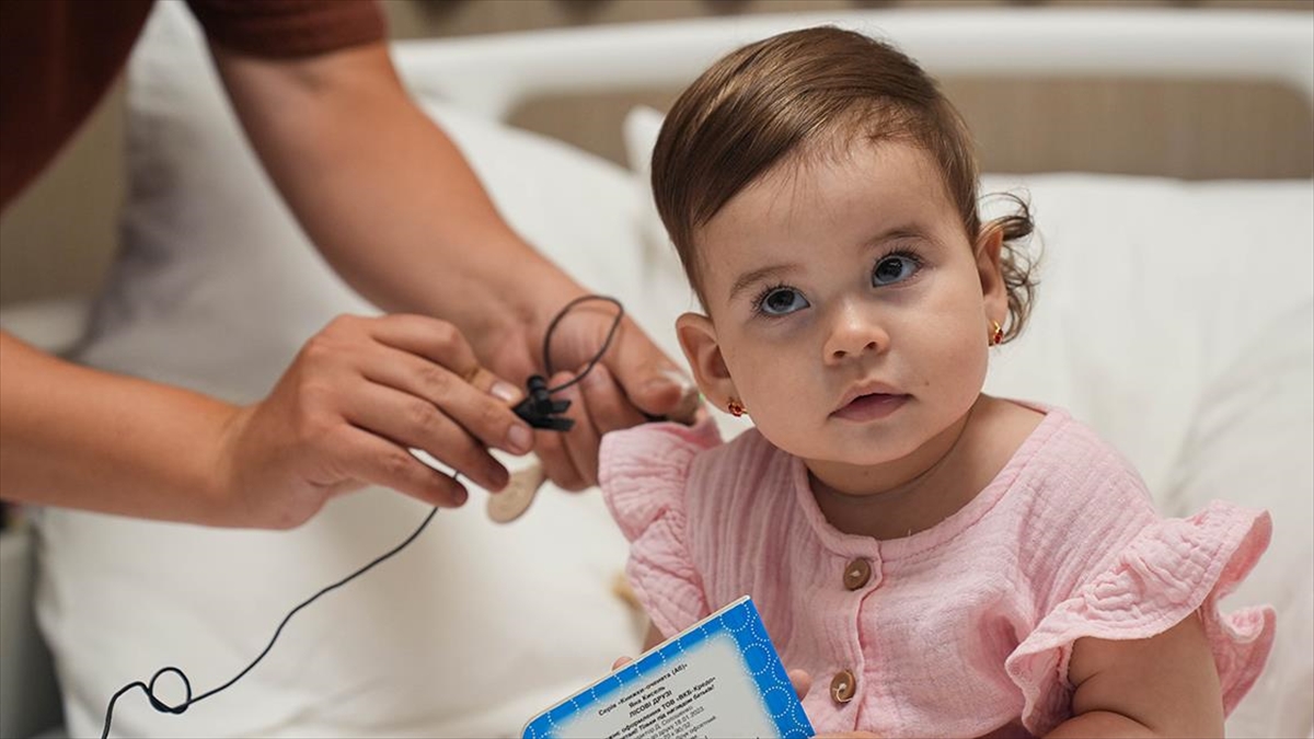 İzmir'de 14 Aylık Bebek Anne Ve Babasının Sesini İlk Kez Duydu