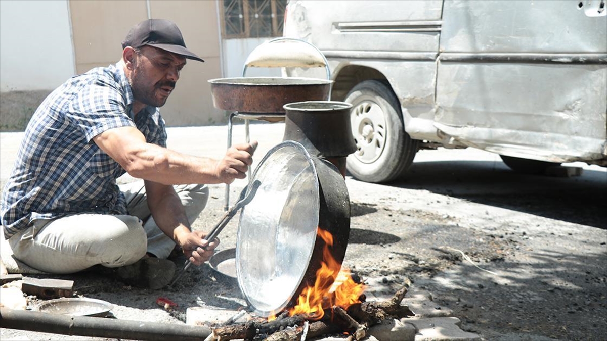 Müzisyen Kalaycı, Ailesiyle Köy Köy Gezerek Ata Mesleğini Yaşatıyor