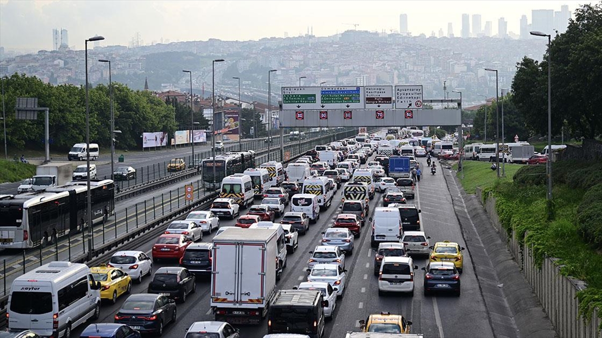 Asfalt Yenileme Çalışması Yapılan Haliç Köprüsü'nde Trafik Yoğunluğu