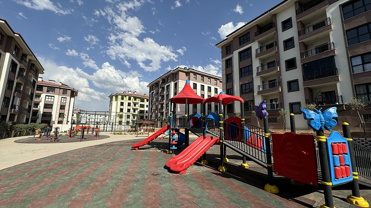 Deprem Bölgesinde Sene Sonuna Kadar 200 Bin Konutun Teslim Edilmesi Hedefleniyor