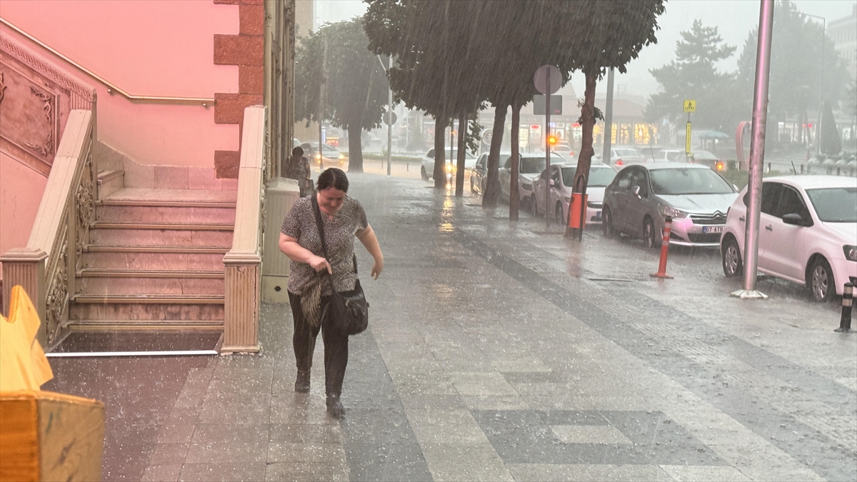 Bazı İllerde Sağanak Ve Dolu Yaşamı Olumsuz Etkiledi