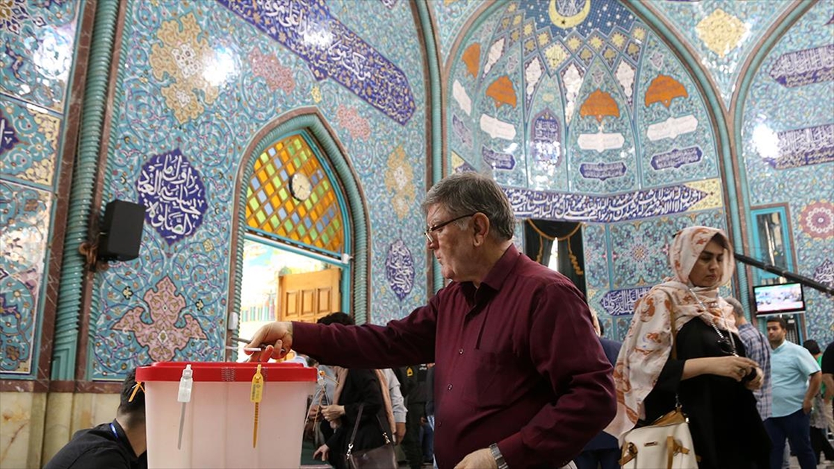 İran'da Cumhurbaşkanı Seçiminin İkinci Turunda Oy Verme Süresi Uzatıldı