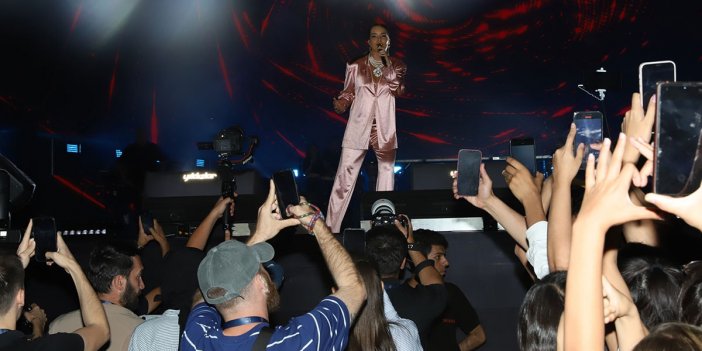 "Ne mutlu Türk'üm diyene" sözlerinden sonra Bengü'ye pet şişeli saldırı