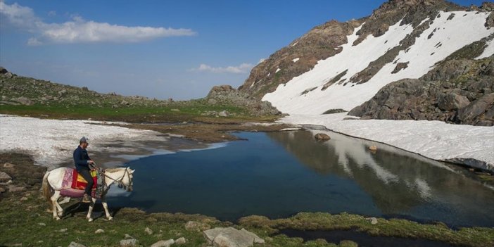Berçelan Yaylası'ndaki Buzul Gölleri Doğaseverlerin Gözdesi Oldu