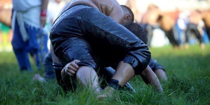 Er Meydanındaki Güreşçilerin Bir Rakibi De "sıcak Hava" Oluyor