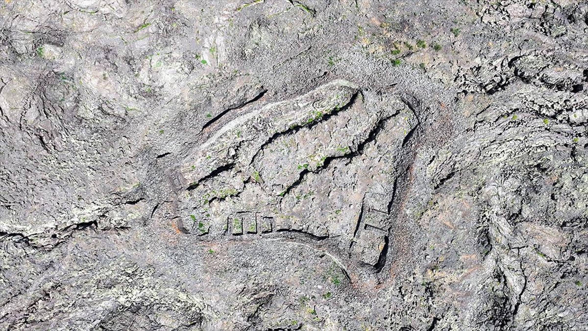 Tendürek Dağı'nda Lav Kayaları Arasına İnşa Edilen "gizemli Kale" Kalıntısı Görüntülendi