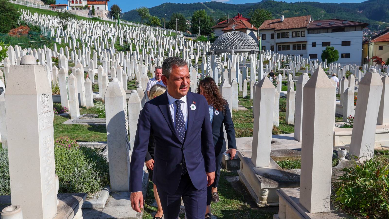 Özel'den İzzetbegoviç'in kabrine ziyaret