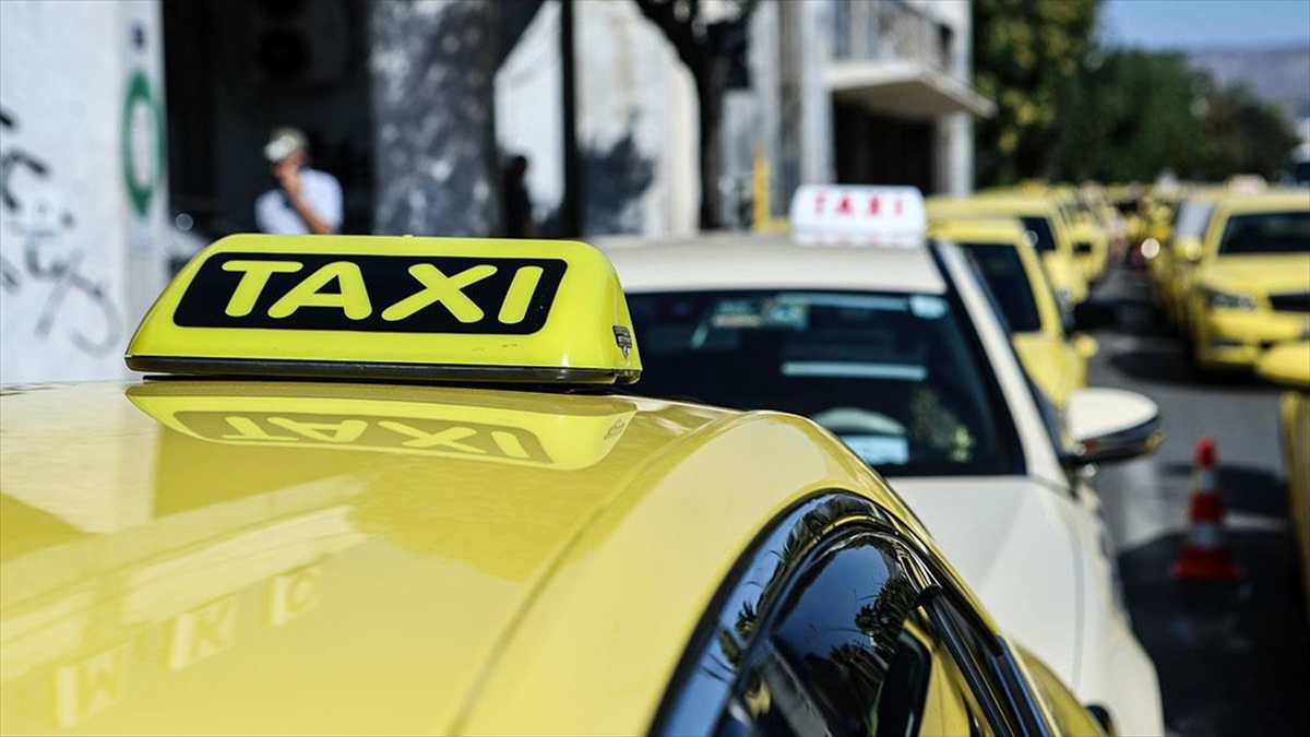 Yunanistan'ın Başkenti Atina'da Taksiciler 24 Saatlik Grev Başlattı