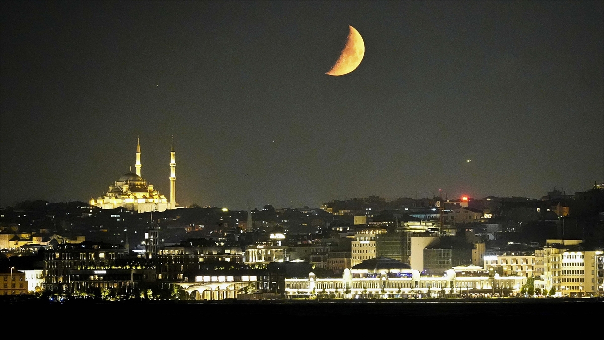 İstanbul'da Gece Saatlerinde Sıcak Hava Ve Nem Etkili Oluyor