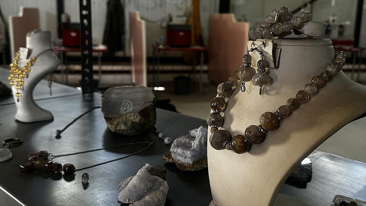 Araziden Toplanan Taşlar Ehil Ellerde Değerini Buluyor