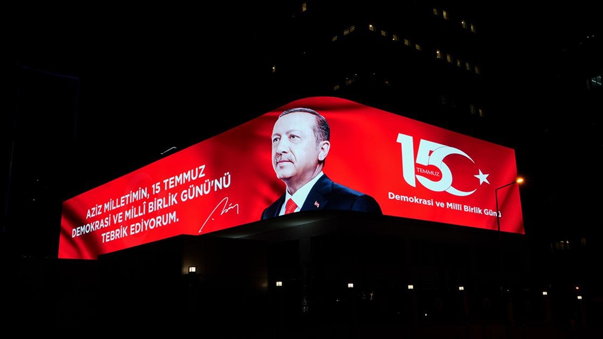 Cumhurbaşkanı Erdoğan'ın, 15 Temmuz Mesajı, İletişim Başkanlığı'ndaki Dijital Gösterim Ekranında Yayınlandı
