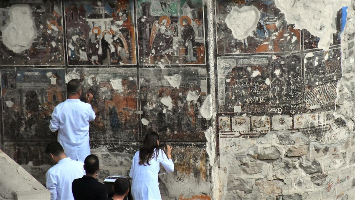Bakan Ersoy, Sümela Manastırı'ndaki Ana Kaya Kilisesi'nin Fresklerini Restore Ettiklerini Bildirdi