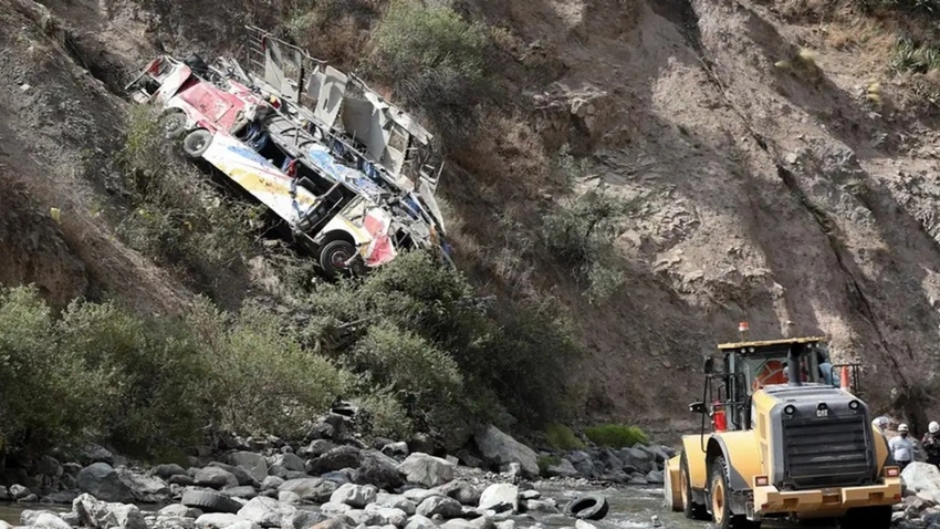 Peru'da otobüs kazasında 21 kişi hayatını kaybetti