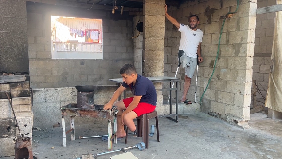 İsrail'in Engelli Bıraktığı Gazzeli Aile, Saldırılar Altında Yaşama Tutunmaya Çalışıyor