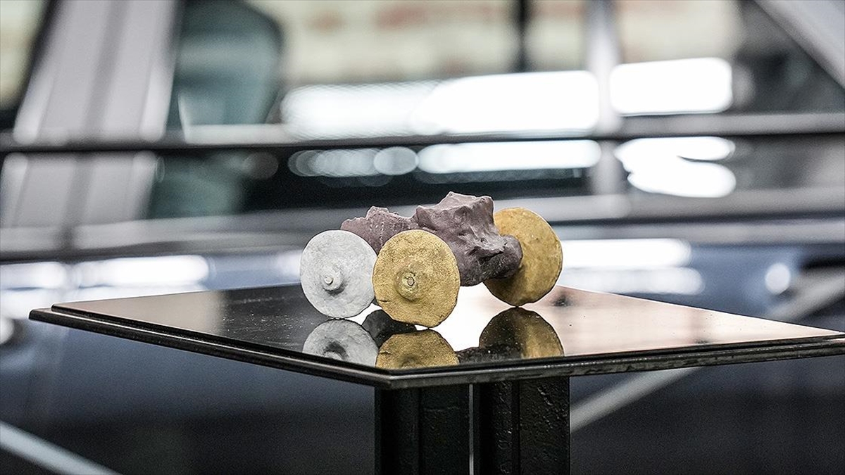 Bursa'daki "otomotiv Devi" 7 Bin 500 Yıllık Oyuncak Arabanın Replikasını Yaptı