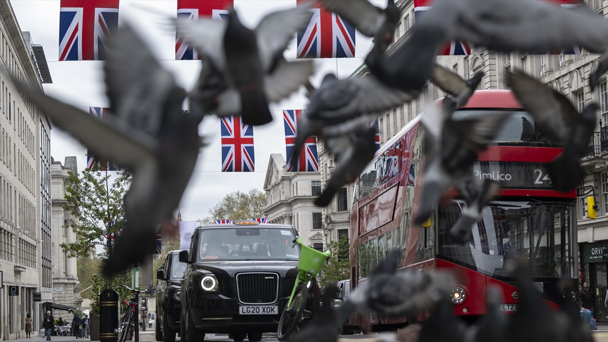 İngiltere'de Tahminlerin Üzerinde Gelen Hizmet Enflasyonu Sonrası Ağustosta Faiz İndirimi Beklentileri Zayıfladı