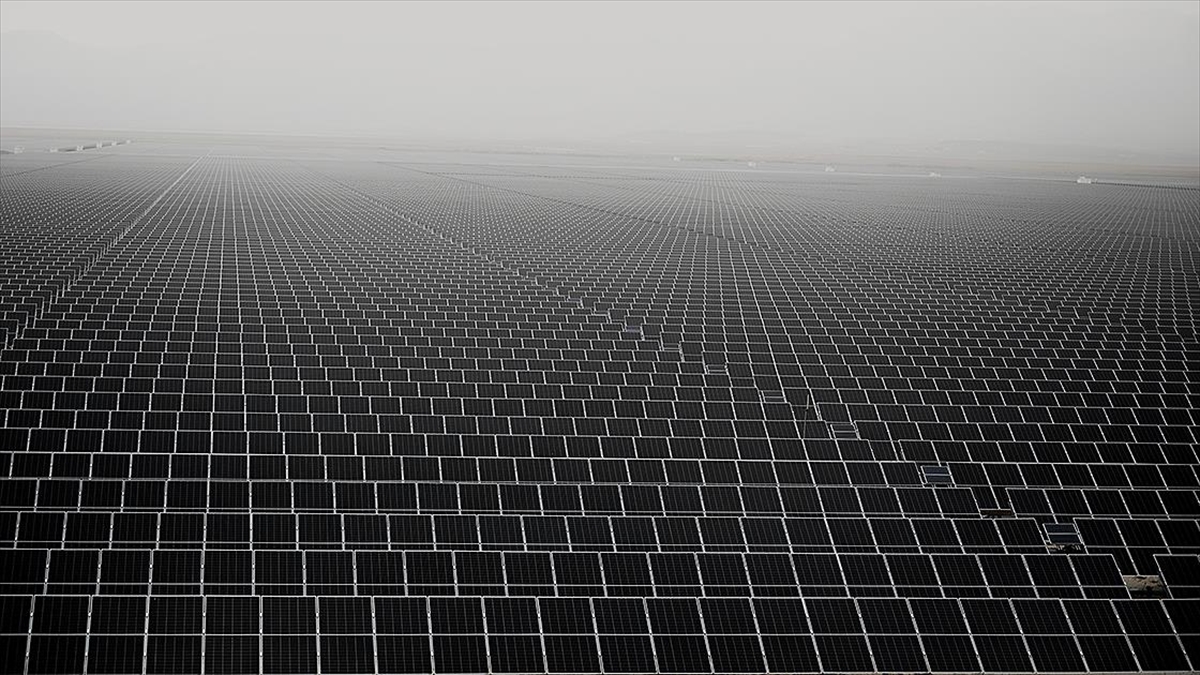 Küresel Güneş Enerjisi Kurulu Kapasitesinin Yıl Sonunda 2 Teravatı Aşması Bekleniyor