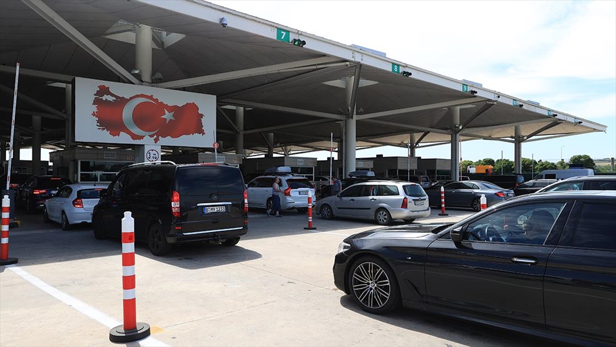 Gurbetçilerin Yıllık İzinlerini Geçirmek İçin Türkiye'ye Gelişleri Sürüyor