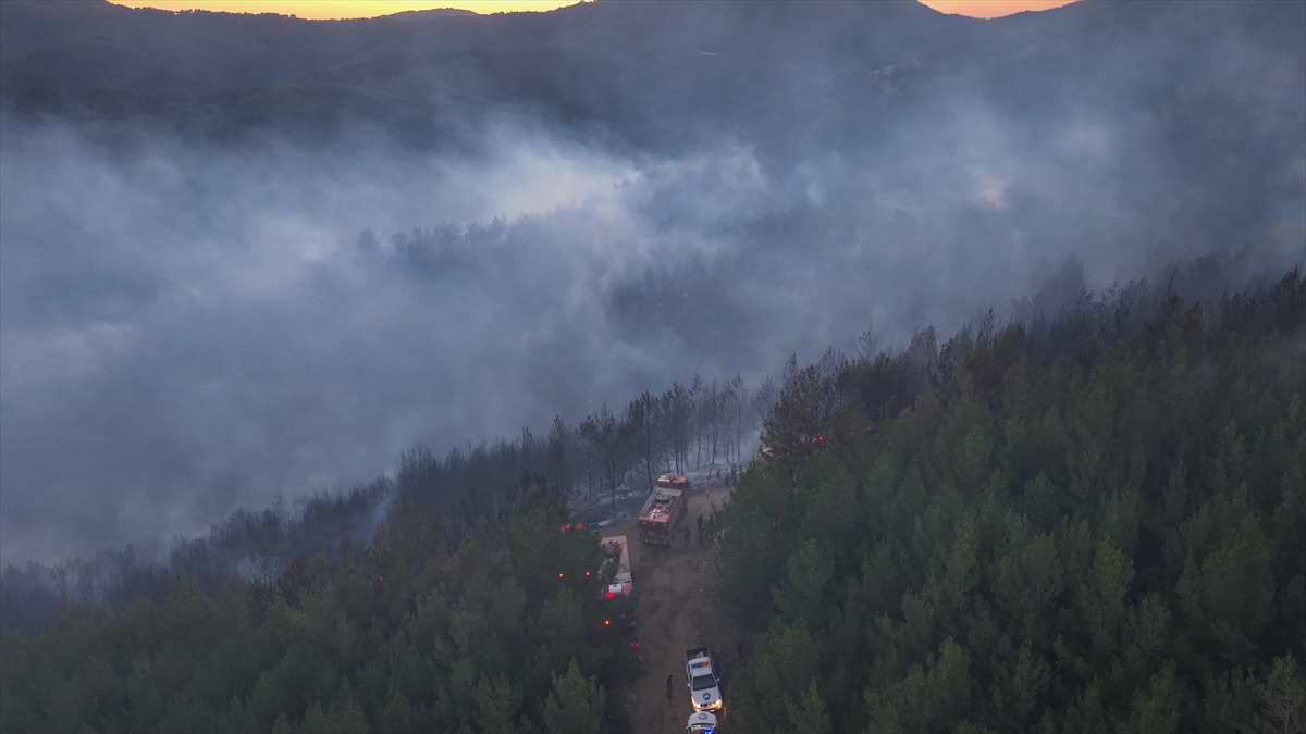 İzmir'de Orman Yangınına Müdahale Eden Pikabın Devrilmesi Sonucu 2 Kişi Yaralandı