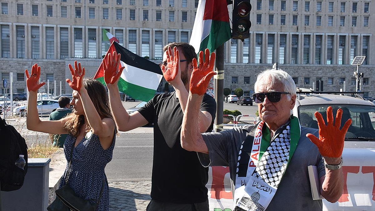 Filistin destekçilerinden İtalya’da Dışişleri Bakanlığı önünde ‘Soykırım dursun’ çağrısı