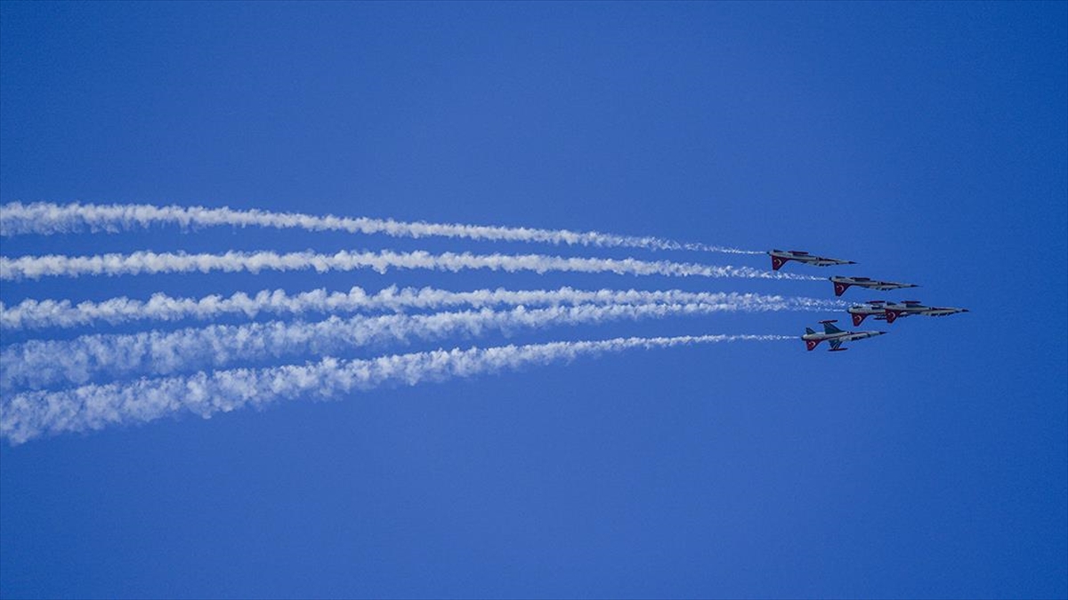 Türk Yıldızları, Kıbrıs Barış Harekatı'nın 50'nci Yılı Kapsamında Girne'de Prova Uçuşu Gerçekleştirdi
