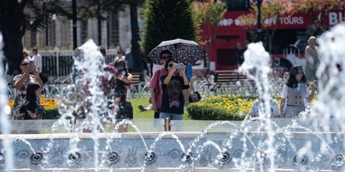 Nemli Ve Sıcak Havadan Bunalan İstanbullar Sahillere Koştu