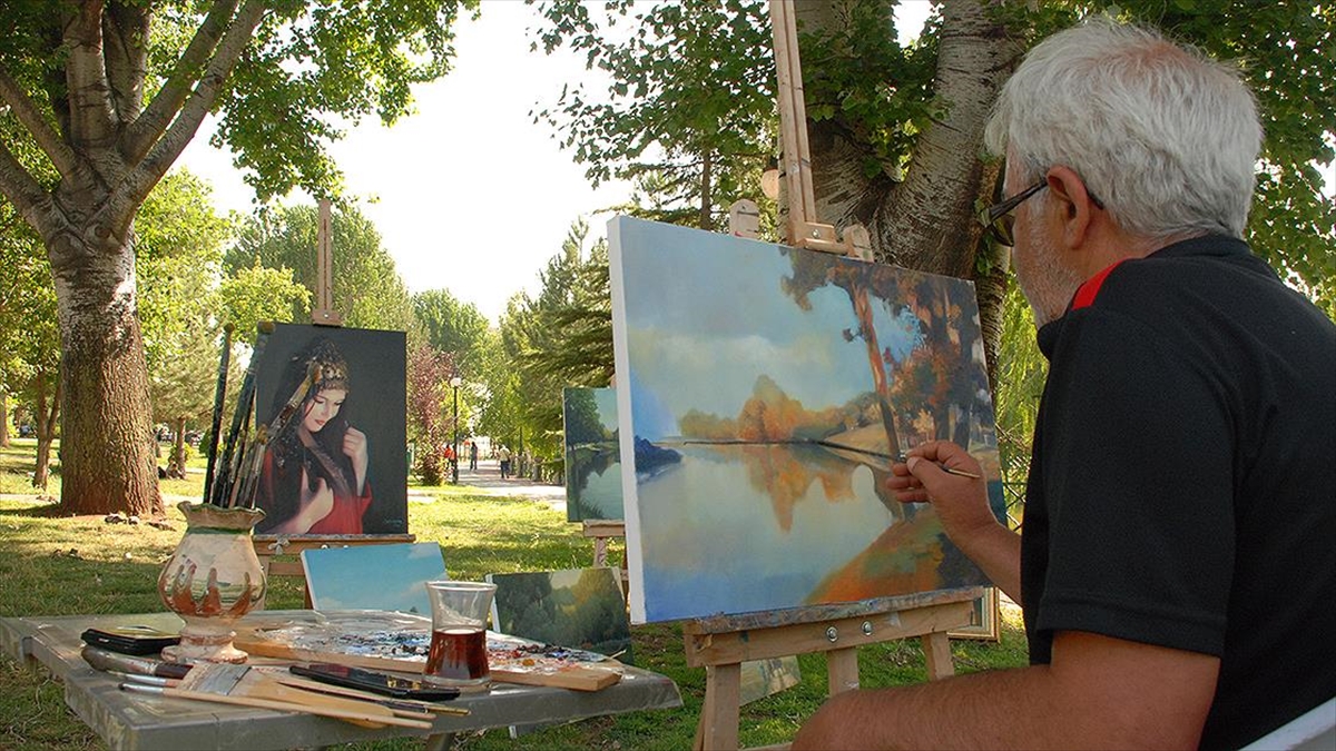 Parkta Kurduğu Seyyar Atölyesinde Doğayı Resmediyor