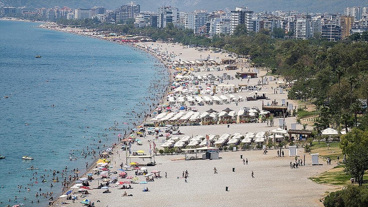 Antalya'da Sıcak Hava Ve Nem Etkili Oluyor