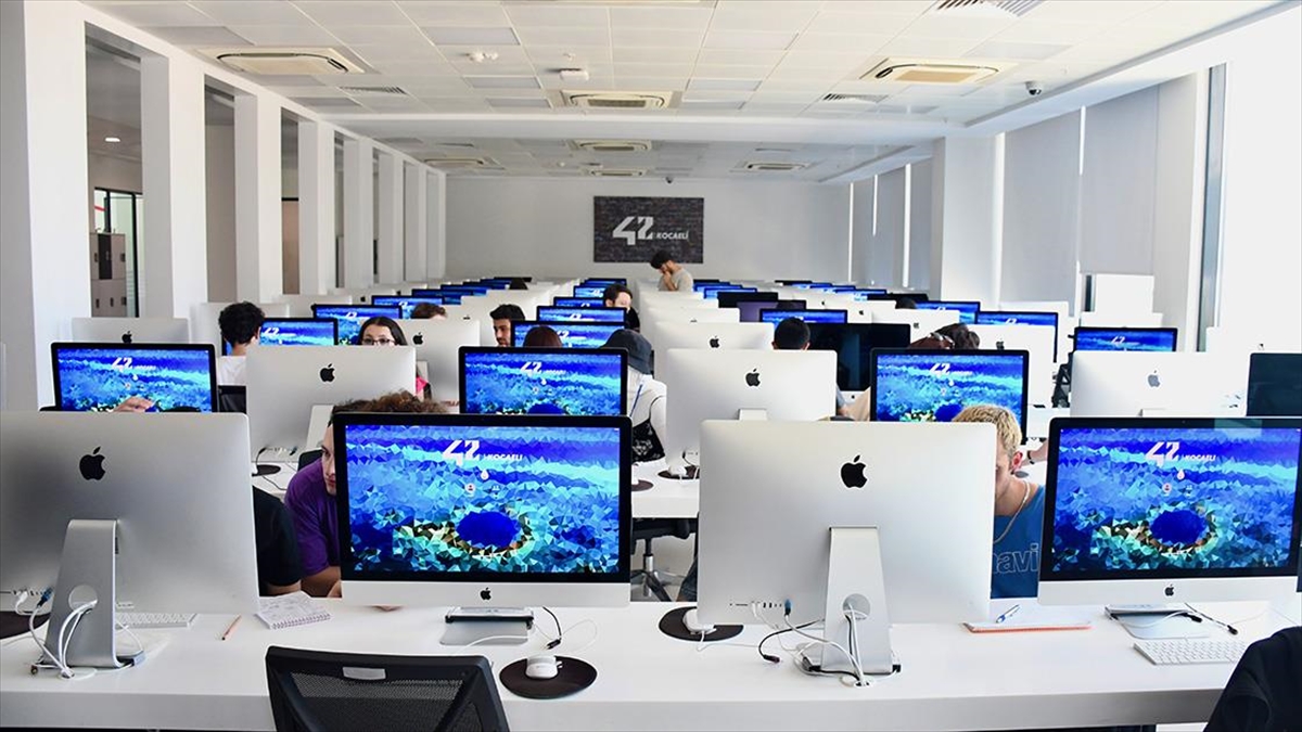 Gelecek, "42 Yazılım Okulları"yla Bilişim Vadisi'nde Kodlanıyor