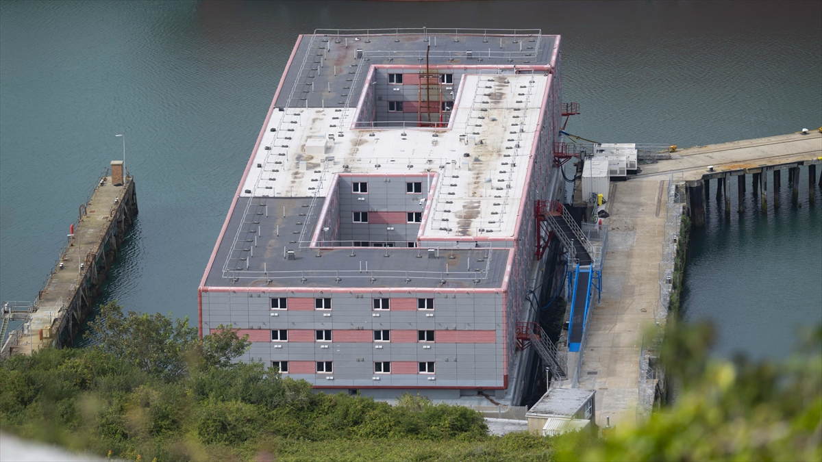 İngiltere'de Sığınmacıların Tutulduğu Bibby Stockholm Gemisi Ocak 2025'te Boşaltılacak