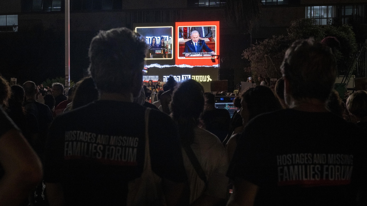 Gazze'deki İsrailli esirlerin yakınları Netanyahu'nun konuşmasını protesto ederek izledi
