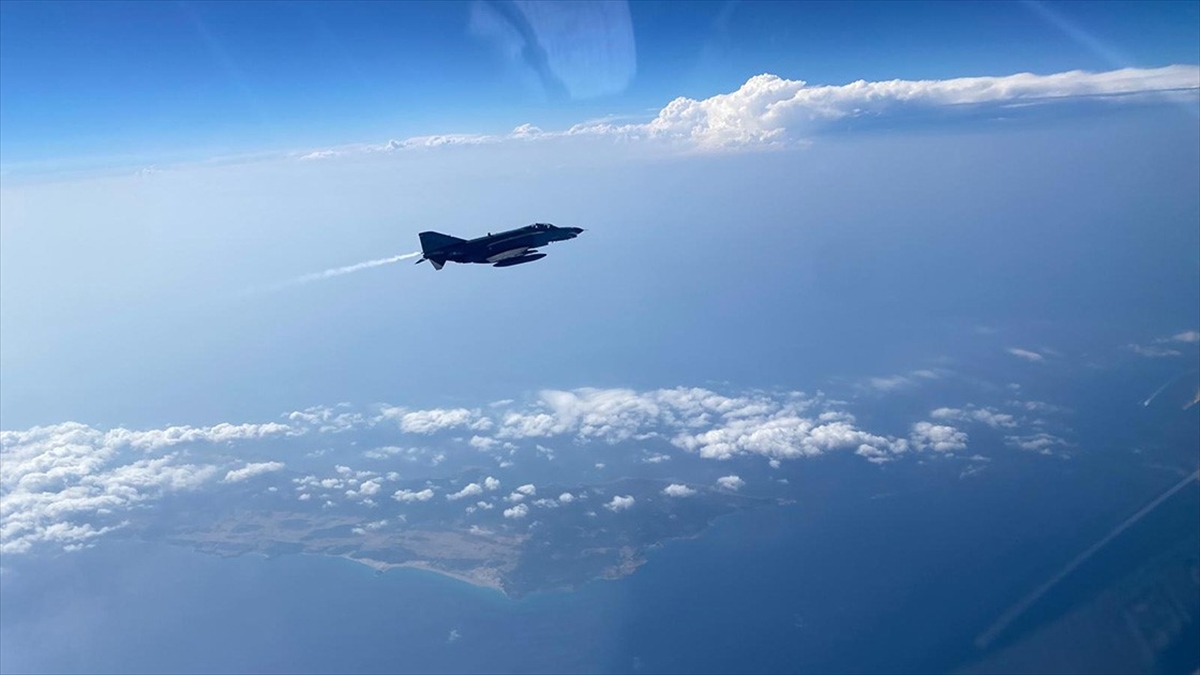 Türk Hava Kuvvetlerinden Kıbrıs Adasının Güneyinde Eğitim Uçuşu