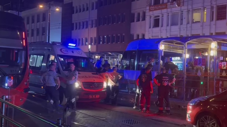İstanbul'da tramvayın altında kalan kişi yaşamını yitirdi
