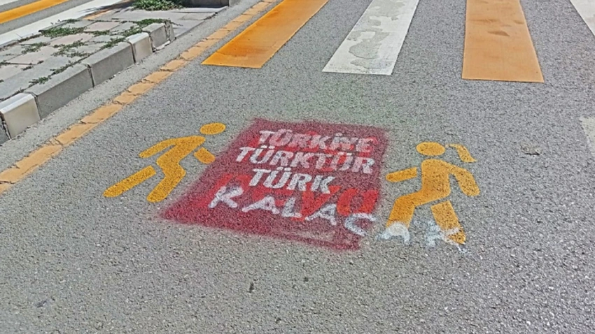 Van'da Kürtçe trafik uyarılarının üzerini çizdiler