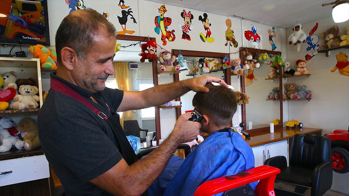Resim Ve Oyuncaklarla Renklendirdiği İş Yerinde Depremzede Çocukları Tıraş Ediyor