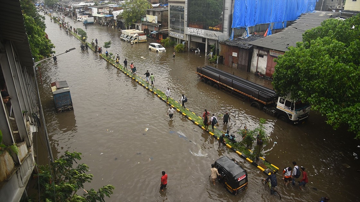 Hindistan'da Şiddetli Yağışlar Sebebiyle 56 Kişi Öldü