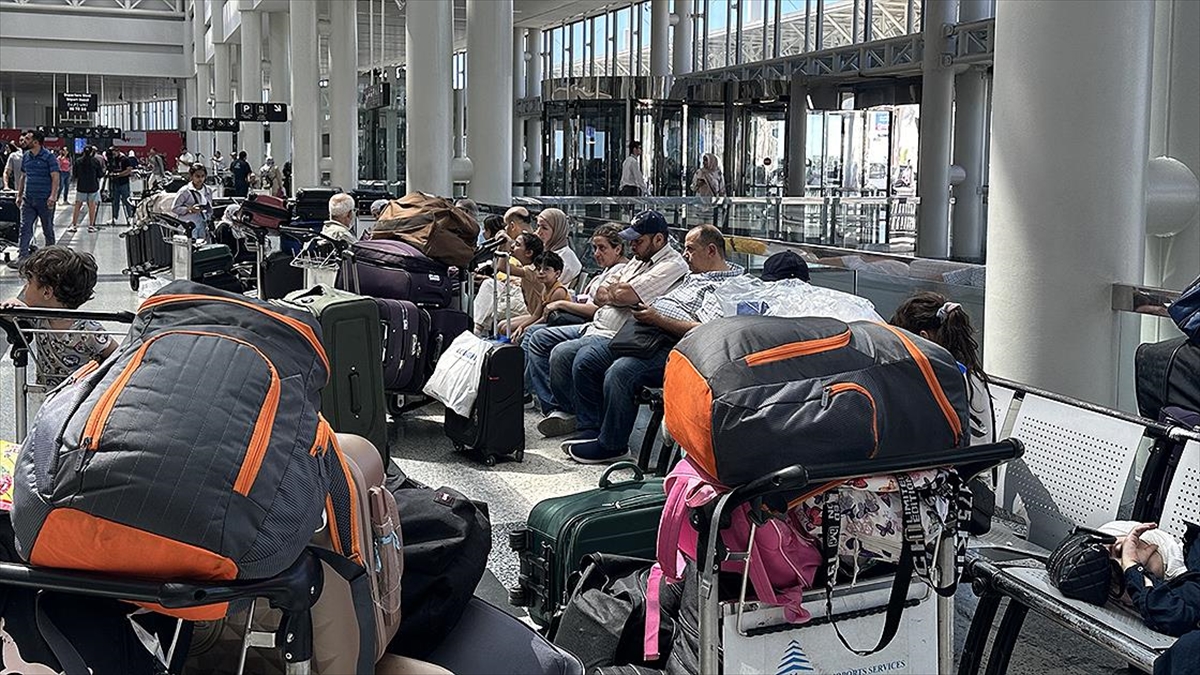 Beyrut Havalimanı'nda İsrail'in Olası Saldırısına Karşı İptal Edilen Uçak Seferleri Nedeniyle Birçok Yolcu Mağdur Oldu