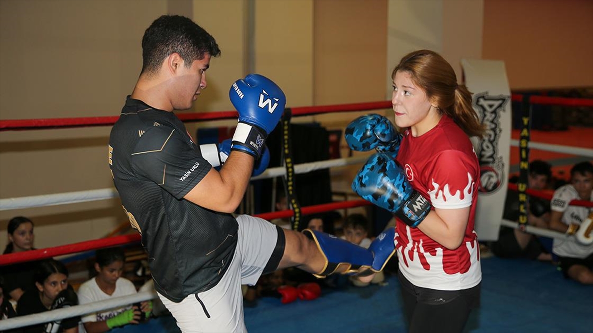 Rakip Bulamayan Milli Sporcular Ringde Beraber Antrenman Yapıyor
