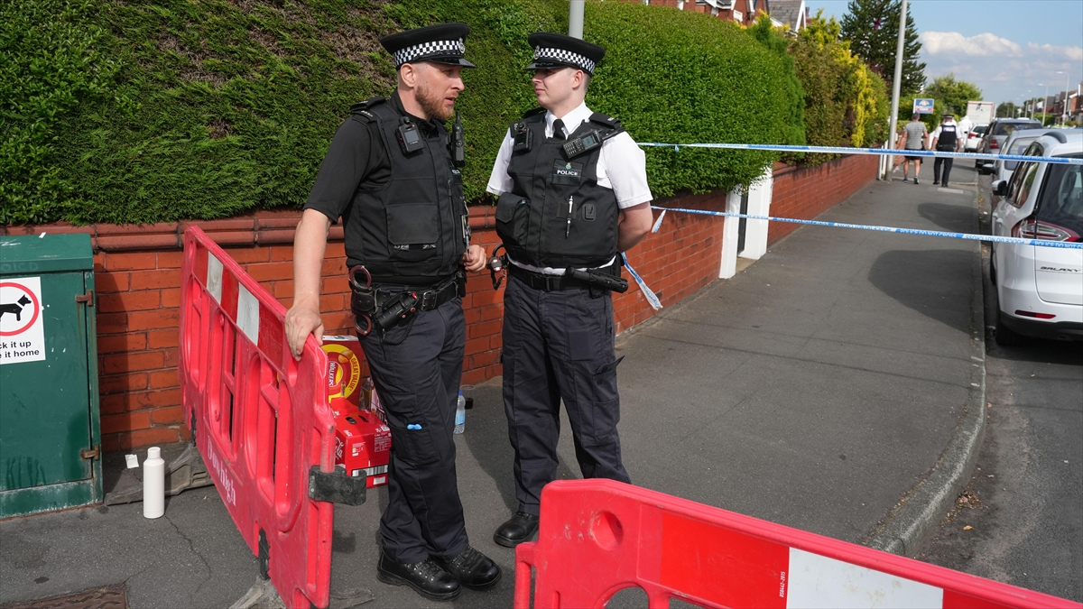 İngiltere'de 3 Çocuğun Bıçaklı Saldırıda Öldürüldüğü Kentte Aşırı Sağcılar Camiyi Hedef Aldı