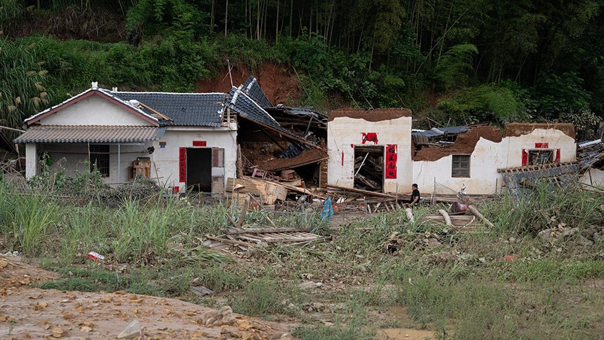 Çin'de Şiddetli Yağışların Neden Olduğu Seller Nedeniyle 95 Bin Kişi Tahliye Edildi