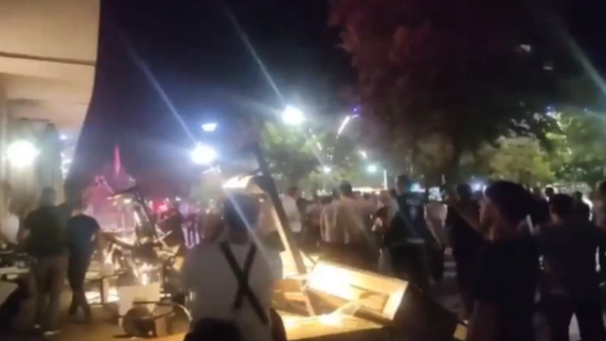 Batman'da bir grup Starbucks şubesine saldırdı