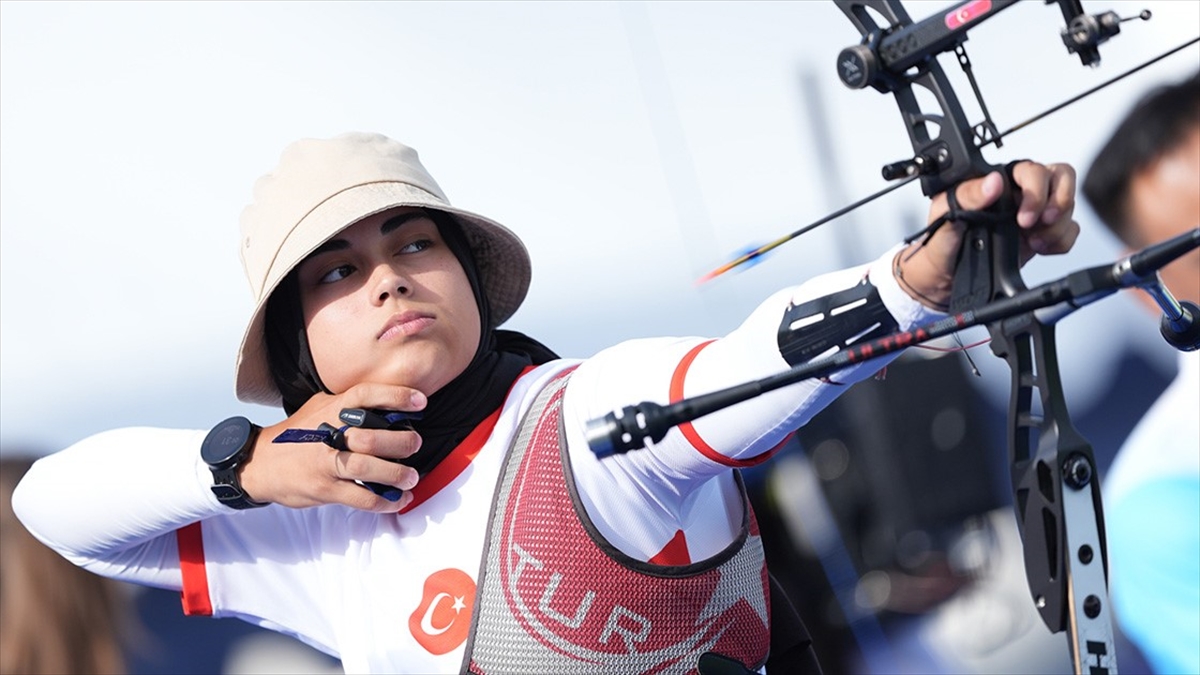 Milli Okçu Berra Elif Gökkır Paris'te İkinci Tura Yükseldi