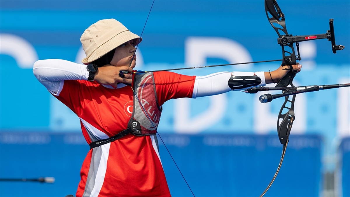 Milli Okçu Elif Berra Gökkır Paris'te Çeyrek Finale Yükseldi