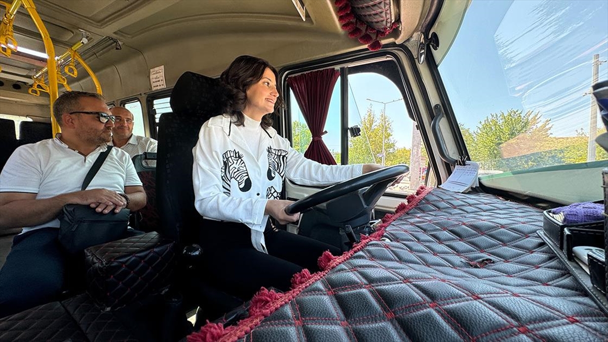 Konya'da Çalışan Kadın Dolmuş Şoförü, Baba Mesleğini Sürdürmek İstiyor