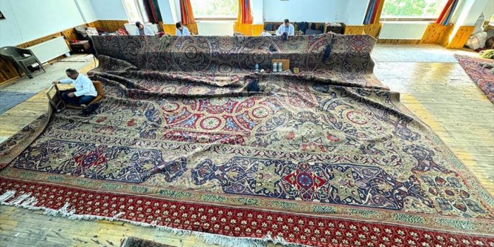 Osmanlı Devleti'nin Barış Sarayı'na Hediyesi Hereke Halısı Aksaray'da Restore Ediliyor
