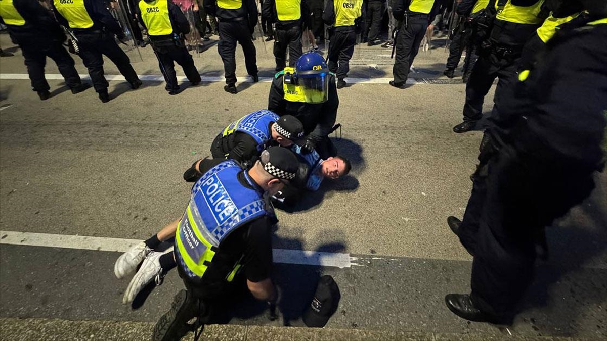 İngiltere'nin Plymouth Kentindeki Aşırı Sağcı Şiddet Olaylarında 6 Kişi Gözaltına Alındı