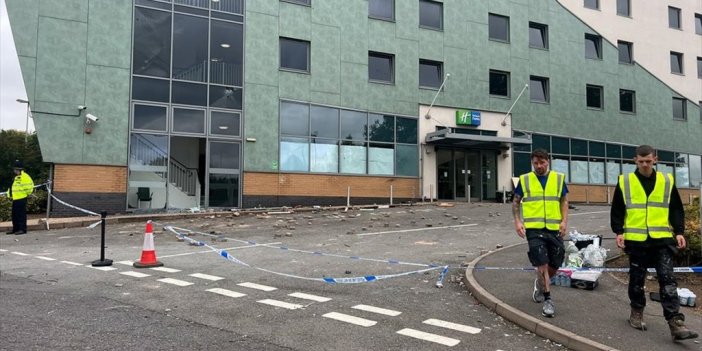 İngiltere'de Göçmenlerin Kaldığı Otelin Aşırı Sağcı Protestocularca Kundaklanması Tepki Çekti