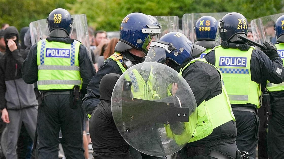 İngiltere'de şiddet eylemlerine karışanlar "terörizm" suçlamasıyla yargılanacak