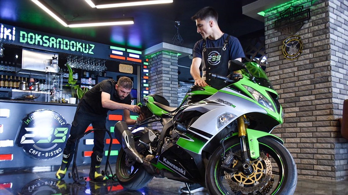 Motosikletlerin Tamiratını Kafede Yapıyor