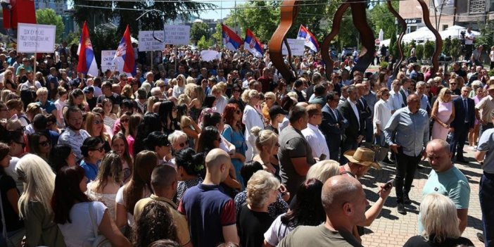 Kosova'nın Kuzeyindeki Mitroviça'da Sırplar Gösteri Düzenledi